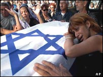 Israelenses choram no funeral de vítimas de atentado