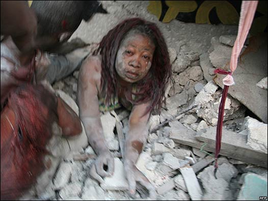 Persona atrapada en los escombros