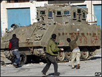 Tanka taş atan Filistinliler