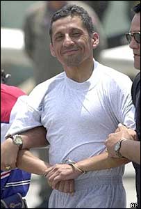 آنتائورو هومالا پس از دستگيری توسط ماموران پليس منتقل می شود