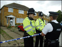  Policial no aeroporto de Heathrow, em Londres