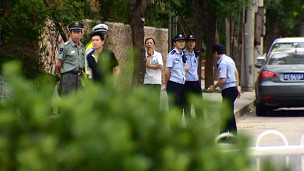 胡佳住所外经常有警察看守（资料照片）