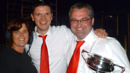 Elis a Gareth, aelod o'r cor, gyda Nia