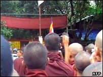 راهبان در برابر خانه آنگ سان سوچی