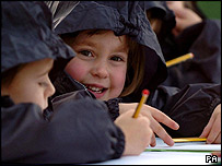 教师说孩子们在户外上课时更开心