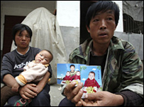 Một gia đình nạn nhân vụ sữa độc
