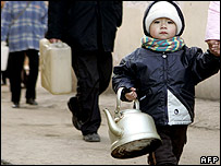 Menino chinês com chaleira para carregar água em Harbin