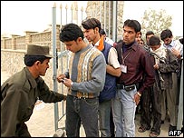 Eleitores fazem fila para votar