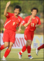 Công Vinh sau pha ghi bàn trong trận gặp Malaysia 