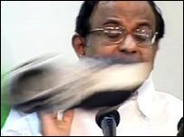 जूता फेंकने की घटना की तस्वीर