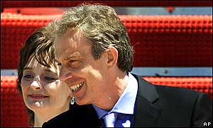 Britský premiér Tony Blair s manželkou na služební cestě po Asii