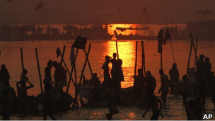 印度安拉阿巴德日落之際印度教信眾在恆河中沐浴(10/2/2013)