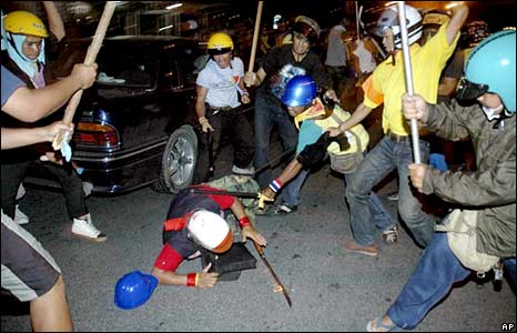 Những người biểu tình chống chính phủ đánh một người biểu tình ủng hộ chính phủ ở trung tâm Bangkok