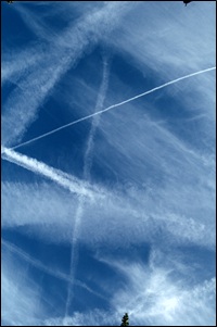 A sky of chaotic contrails - their longevity signalling the likely arrival of inclement weather (Photo:Laurence Coss)