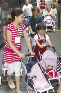 Crianças passeiam suas crianças em Paris (Foto: Divulgação)