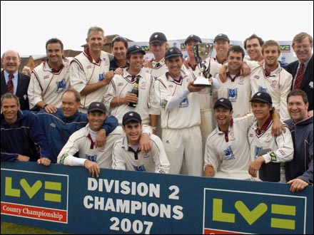 Skipper Justin Langer and team (ic: Getty Images)