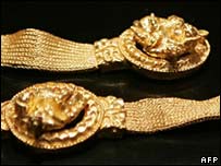 يک کمربند طلا، به نمايش درآمده در نمايشگاه پاريس