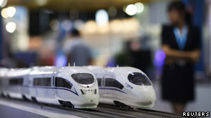 中国高铁模型和人影