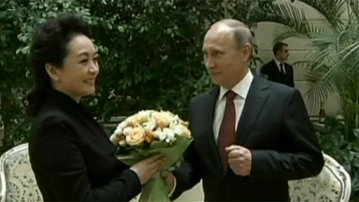 普京给彭丽媛献花