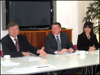 Đại sứ Peter Lyshotl Hansen, Giám đốc Cơ quan Hợp tác kinh tế Marc Normann và Cán bộ Chương trình Bạch Lan Phương