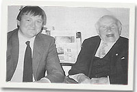 Alun Lenny yn rhannu jôc gyda John Evans ar ei benblwydd yn 111 oed.