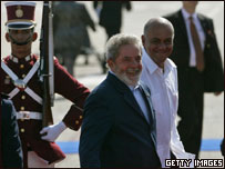 O presidente Luiz Inácio Lula da Silva é recebido pelo vice-presidente da Venezuela, Jorge Rodriguez, ao chegar a Porlamar, na Venezuela