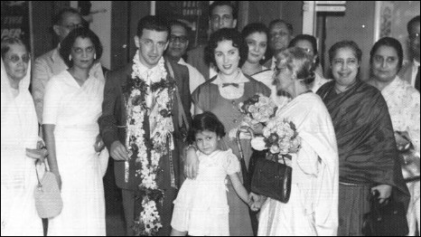 Rabbi Hugo and Jackie Gryn meeting their congregation in Bombay