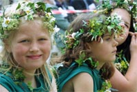 Merched y ddawns flodau