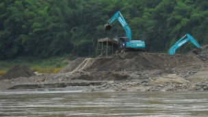 挖土机开挖河岸