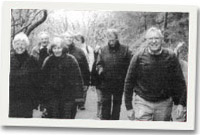 Y cerddwyr dewr ar eu taith drwy'r coed.