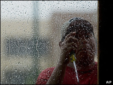 Un vecino prepara su tienda ante la llegada de Jimena en San José del Cabo