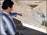 Homem mostra local de ataque israelense contra alvo da Síria