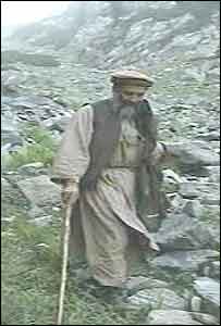 Osama Bin Laden caminhando no Afeganistão