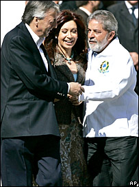 Cristina e Néstor Kirchner e Luiz Inácio Lula da Silva (foto de arquivo)