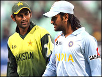 शोएब मलिक और धोनी (फ़ाइल फ़ोटो)