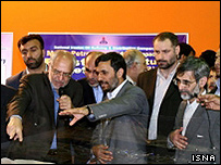 محمود احمدی نژاد در حال بازدید از نمایشگاه نفت و پتروشیمی - عکس: وب سایت رسمی رئیس جمهور ایران