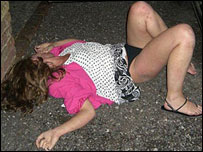 醉倒街头的英国女子