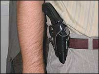 Kabanov mostra revólver