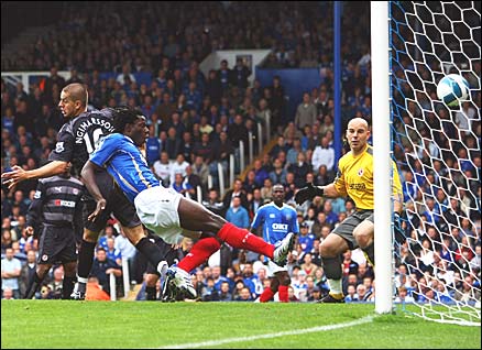 Benjani scores for Portsmouth against Reading