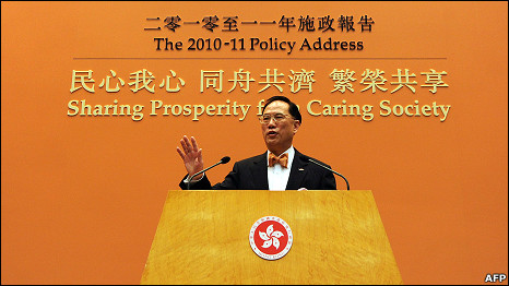 香港行政長官曾蔭權在發表施政報告後會見媒體記者(13/10/2010)