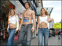 Os modelos desfilam no centro de Londres 