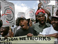 Manifestantes pedem renúncia de ministros por corrupção no Quênia