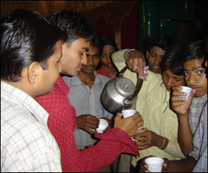 चाय पीती रामलीला मंडली