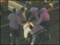 Policiais agridem homem na rua