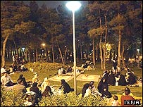 انتشار گزارش هايی مبنی بر احتمال وقوع زلزله در تهران باعث شد که شماری از شهروندان تهرانی چند شبی را در پارکها بگذرانند