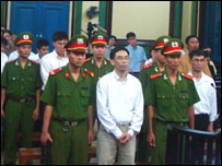 Các bị cáo tại phiên tòa (ảnh của TAND TP HCM)