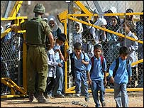 पश्चिमी तट इलाक़े में इसराइली बाड़