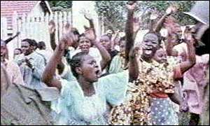 Snímek z roku 1979, na němž Uganďané oslavují Aminův pád