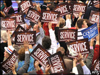 Delegados republicanos acenam com cartazes em apoio a John McCain