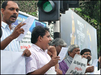 Lasantha Ruhunage on the left in media rights protest